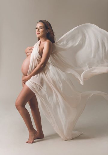 mujer embarazara vistiendo unas telas